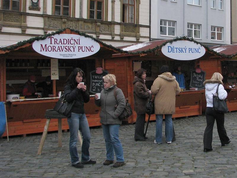 Začaly vánoční trhy na olomouckém Horním náměstí