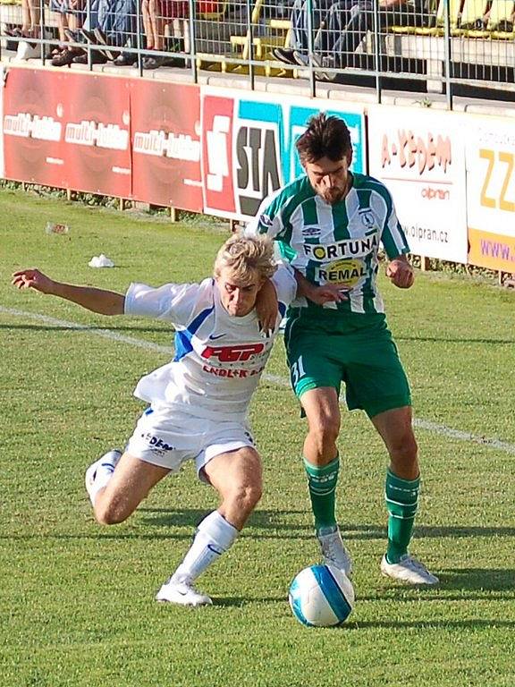 Obránce HFK Tomáš Dadák (vlevo) a útočník Bohemians 1905 Vladimír Bálek. 