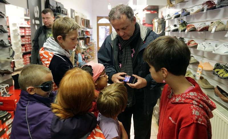 Nákup zimních bot pro děti z dětského domova v Olomouci z výtěžku Kabelkového veletrhu