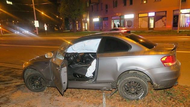 Osmnáctiletý řidič v BMW havaroval na třídě 17. listopadu v Olomouci