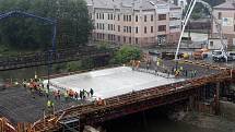Betonáž nového mostu v ul. Komenského v Olomouci. 19. července 2019