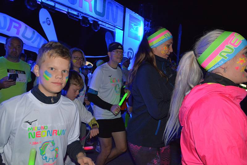 Na start letošního ročníku olomouckého Neon Run dorazilo dva tisíce účastníků.