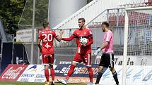 Olomoučtí fotbalisté (v červeném) porazili v přípravě druholigový Šamorín 3:0