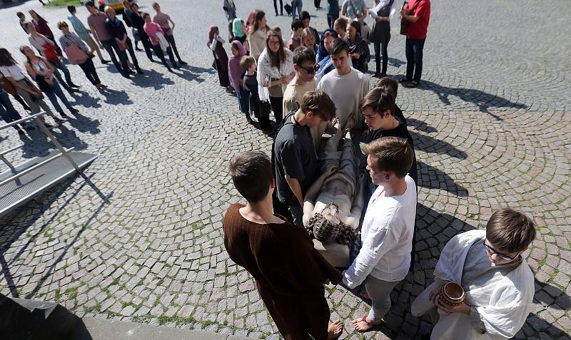 Pašije před olomouckou katedrálou o Velkém pátku připravily pro veřejnost děti a mládež z římskokatolické farnosti svatého Václava