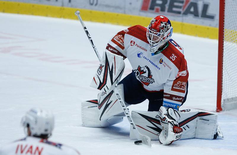 Hokejové utkání Generali Česká Cup v ledním hokeji mezi HC Dynamo Pardubice (v bíločerveném) a HC Olomouc (v červenobílém) v pardudubické enterie areně.