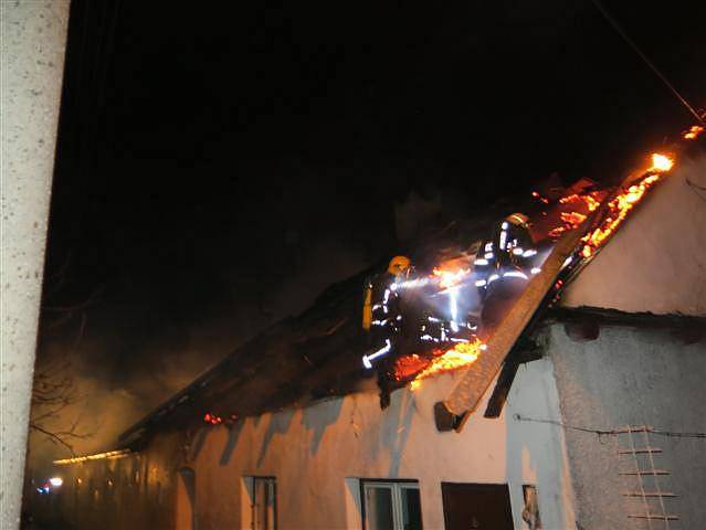 Hasiči zasahují u požáru rodinného domu v Jívové