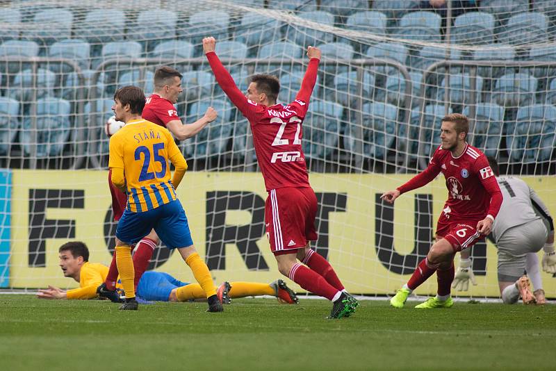 SFC Opava proti Sigmě Olomouc. Lukáš Kalvach (SK Sigma Olomouc), Jakub Plšek (SK Sigma Olomouc).