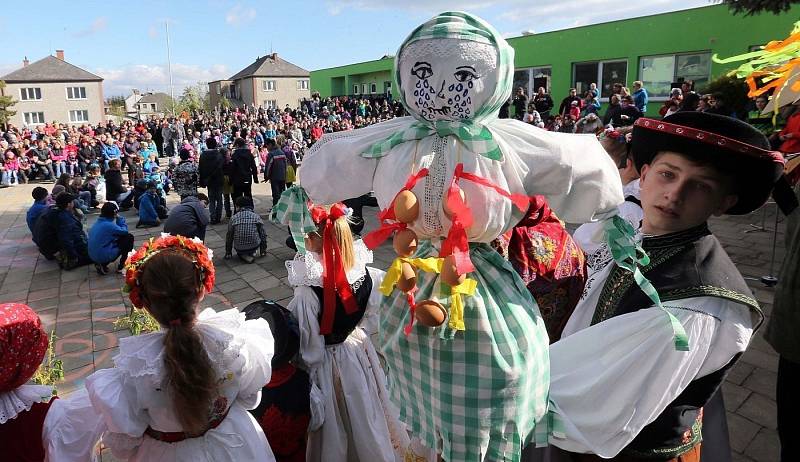 Vynášení zimy v Troubelicích na Olomoucku, duben 2014