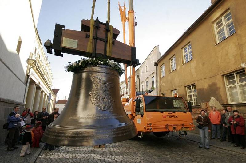 Zvon Svatý Michal čeká, až jej jeřáb vyzdvihne do zvonice