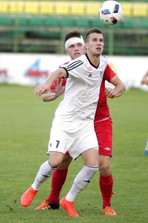 Fotbalisté z Olomouce Holice (v bílém) porazili Vyškov 2:0.