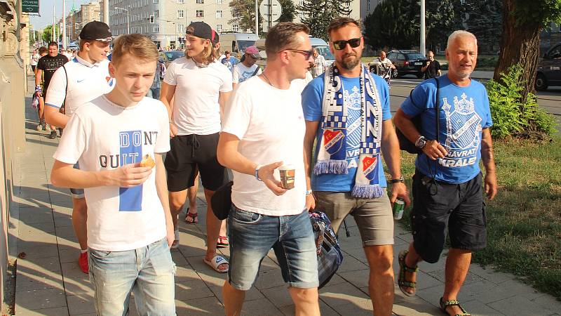 Fanoušci ostravského Baníku pod dohledem policistů rychle vyráží z olomouckého hlavního nádraží k Androvu stadionu. Jejich vlak měl totiž hodinu a půl zpoždění