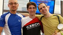Tři nejlepší Češi ve čtyřiadvaceti­hodinovém běhu na páse. Zleva Dušan Kopečný (173,722 km), Michal Činčiala (183,638 km) a David Koribský (118,310 km).