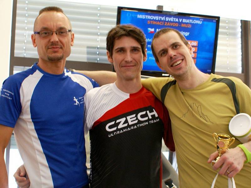 Tři nejlepší Češi ve čtyřiadvaceti­hodinovém běhu na páse. Zleva Dušan Kopečný (173,722 km), Michal Činčiala (183,638 km) a David Koribský (118,310 km).