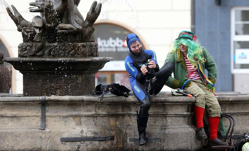 Happeningové představení Druhé město na Horním náměstí v Olomouci