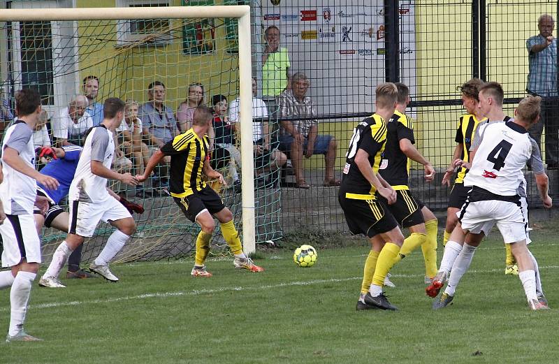 Fotbalisté Nových Sadů prohráli s týmem Holice (v bílém) 1:2.