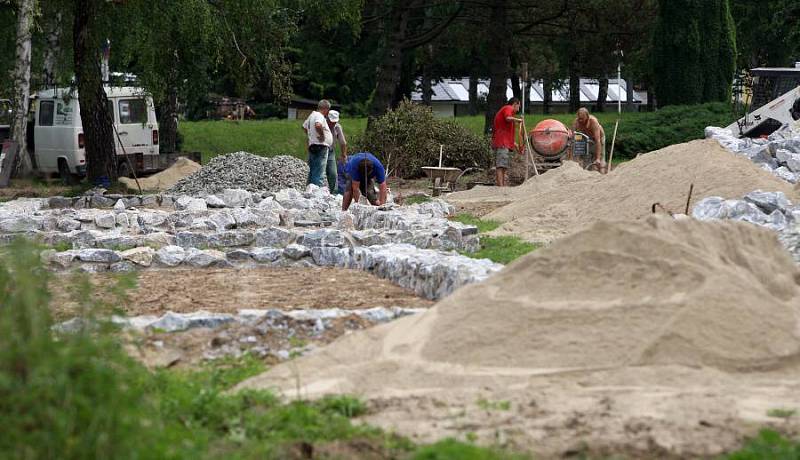 Stavba tzv. hrobodomů na půdorysech vypálených stavení v Javoříčku