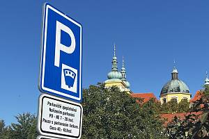 Placené parkování na Svatém Kopečku. V ulicích Radíkovská (podélné parkování u lesa směr Radíkov) a Dvorského se sazbou 40 korun za hodinu.