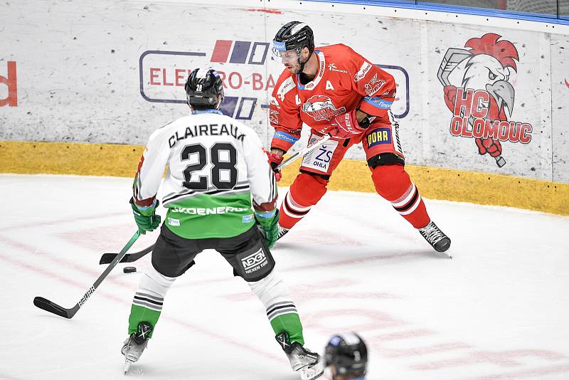 Utkání 1. kola hokejové extraligy: HC Olomouc - BK Mladá Boleslav, 10. září 2021 v Olomouci. (zleva) Valentin Claireaux z Mladé Boleslavi a David Krejčí z Olomouce.