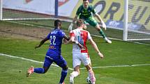 Čtvrtfinále českého fotbalového poháru MOL Cup: SK Sigma Olomouc - SK Slavia Praha 28. dubna 2021 v Olomouci. (zleva) Florent Poulolo Grégoire z Olomouce a Jan Kuchta ze Slavie.