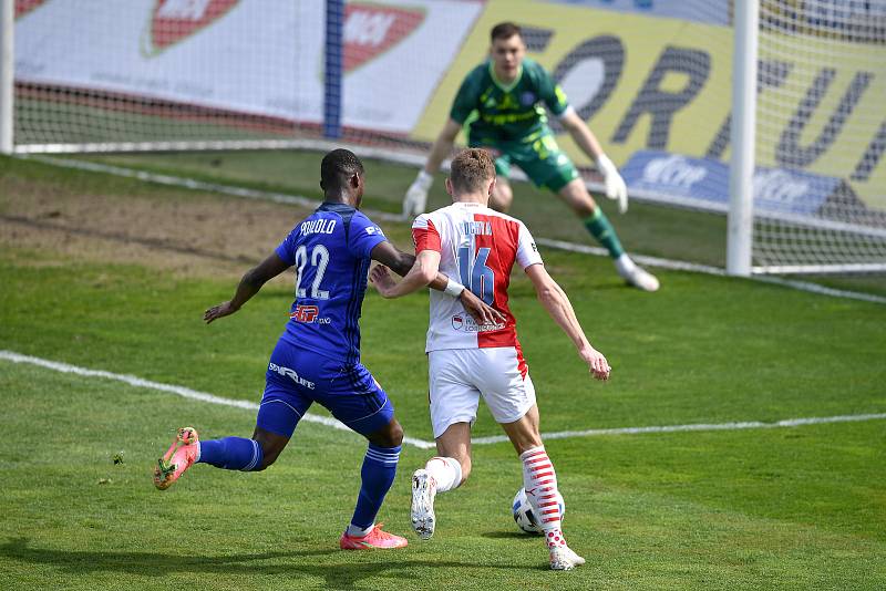 Čtvrtfinále českého fotbalového poháru MOL Cup: SK Sigma Olomouc - SK Slavia Praha 28. dubna 2021 v Olomouci. (zleva) Florent Poulolo Grégoire z Olomouce a Jan Kuchta ze Slavie.