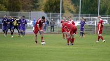 Fotbalisté Uničova (v červeném) prohráli s Mohelnicí 1:2