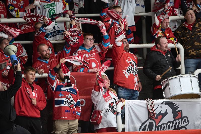 Hokejisté HC Olomouc (v černém) proti HC Dynamo Pardubice (1:2).