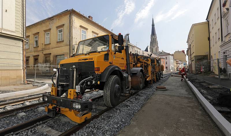 Rekonstruovaná ulice 1.máje v Olomouci se třese - na kolejích řádí podbíječka