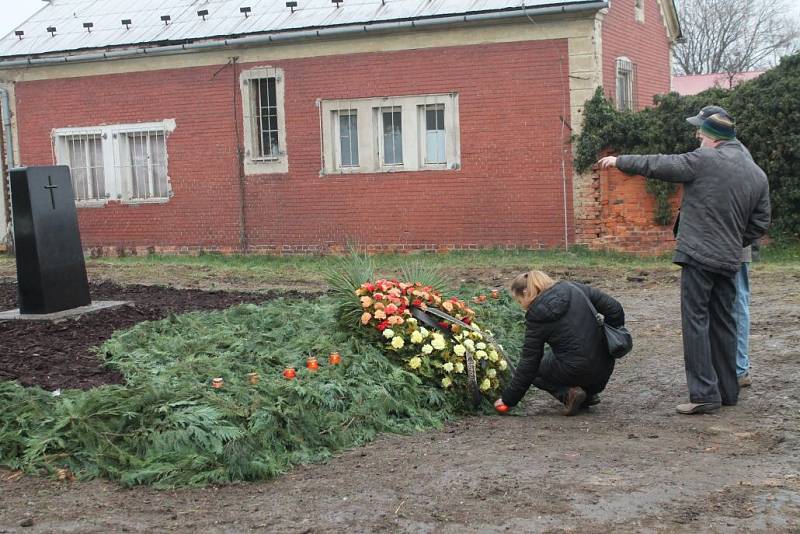 Pietní akt k uložení části kosterních ostatků, které našli archeologové během průzkumu v rámci rekonstrukce Pavilonu A Výstaviště Flora Olomouc.