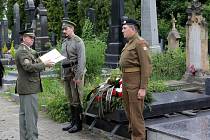 Uložení urny plukovníka Krátkého do rodinné hrobky v Olomouci