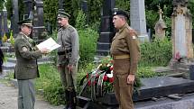 Uložení urny plukovníka Krátkého do rodinné hrobky v Olomouci