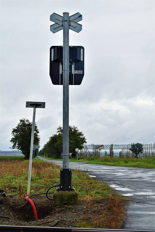 Přípravy modernizace zabezpečovacího zabezpečení na přejezdech u vlakového nádraží v Senici na Hané, 8. 9. 2019