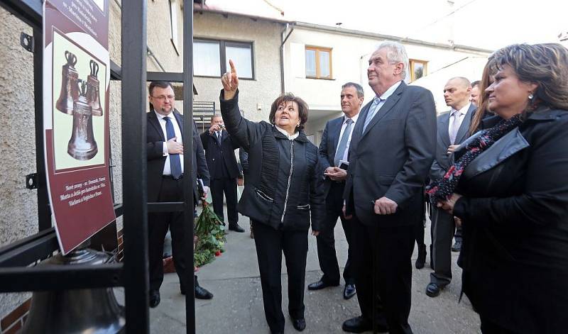 Prezident Zeman ve zvonařské dílně v Brodku u Přerova