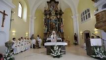 Kostel svatého Jana Křtitele v Luké na Olomoucku zažil v sobotu velkou událost. Dopoledne ho znovuposvětil arcibiskup olomoucký Jan Graubner. Slavnostní liturgie se účastnil plný kostel.  Po slavnosti následovalo před obnoveným kostelem vysazení tří lip