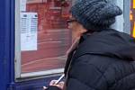 Na displejích zastávek v Olomouci autobusy IDSOK po Novém roce cestující nenašli  O odjezdech informovaly drobně psané jízdní řády
