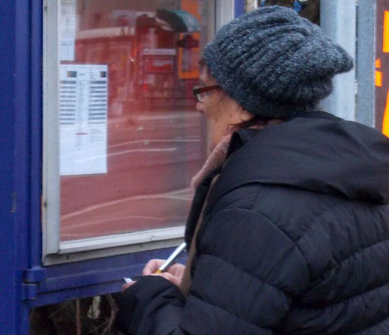 Na displejích zastávek v Olomouci autobusy IDSOK po Novém roce cestující nenašli  O odjezdech informovaly drobně psané jízdní řády