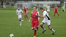 Fotbalisté Chválkovic (v bílém) porazili Kralice 5:2. 