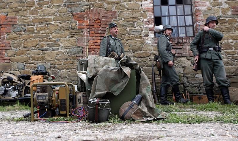 Až mráz běhal po zádech při realistické bojové ukázce na fortu Radíkov. Kluby vojenské historie předvedly boj o chválkovickou pevnůstku na konci II. světové války.