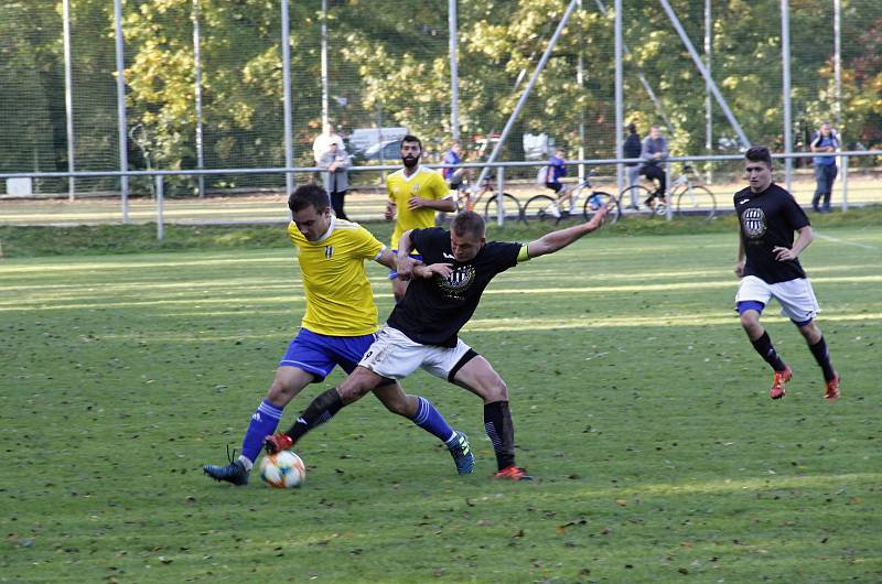 Fotbalisté Zábřehu (v černém) zvítězili v Bohuňovicích 4:3.