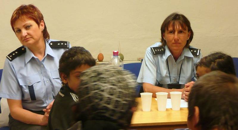 Setkání policistek s romskými dětmi v Přichystalově ulici