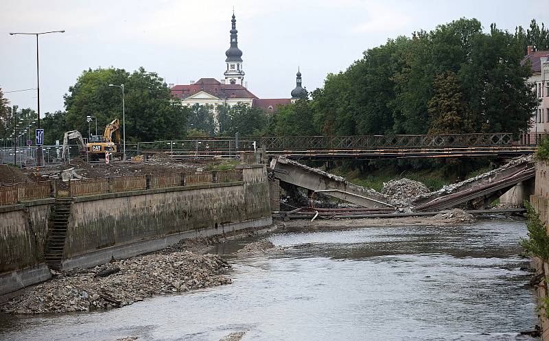 26.7.2018 - demolice olomouckého mostu přes Moravu u Bristolu.