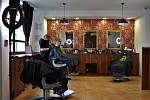 První zákazník v olomouckém barbershopu Capone po rozvolnění protiepidemických opatření, 3. 5. 2021