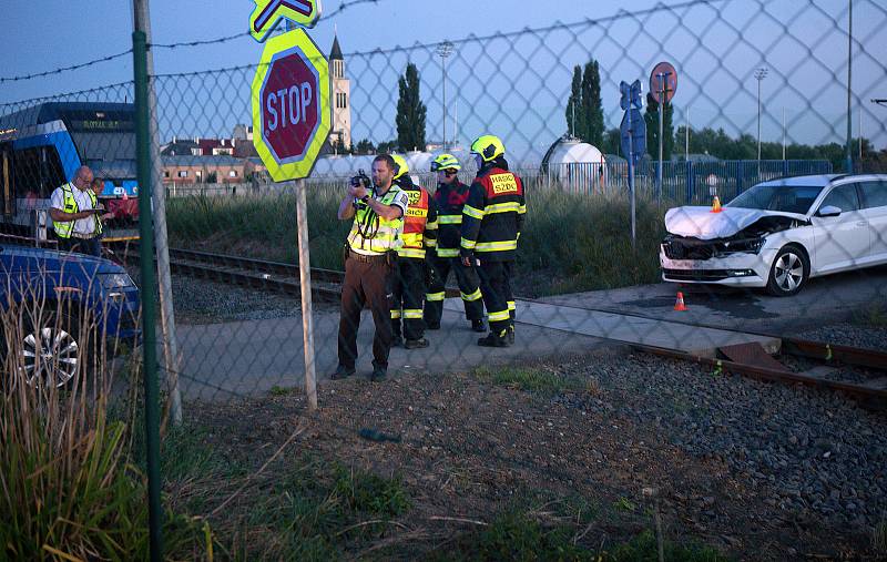 Nehoda na nechráněném železničním přejezdu v olomoucké čtvrti Řepčín, 25. srpna 2020
