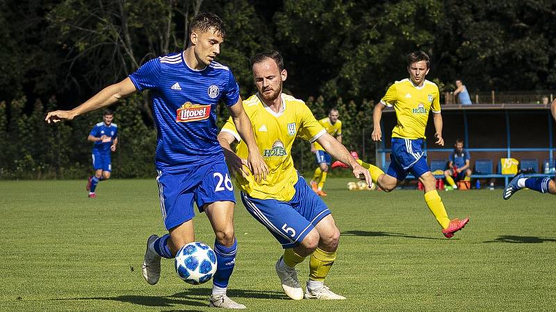 Béčko Sigmy Olomouc (v modrém) v přípravě porazilo Šumperk 4:0.