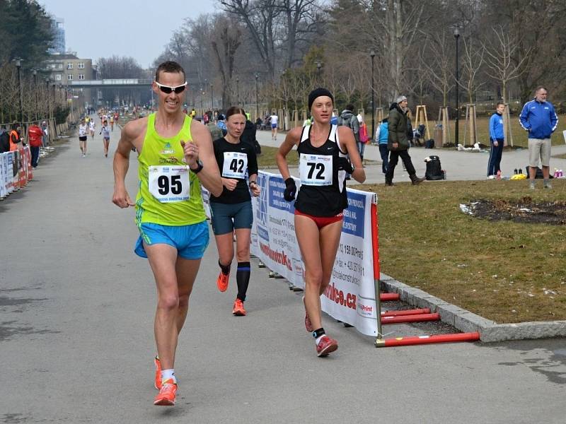 Olomoucká dvacítka - Slovák Tóth v souboji na 20 km s pozdější vítězkou na této trati Polkou Buziakovou (č. 72), Litevka Virbalite (č. 42) skončila na druhém místě