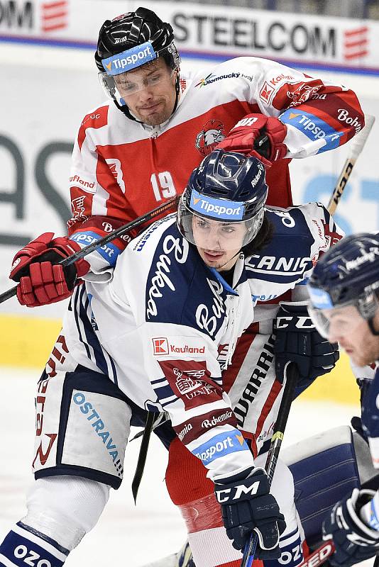 Utkání 27. kola hokejové extraligy: HC Vítkovice Ridera - HC Olomouc, 18. prosince 2019 v Ostravě. Na snímku (zleva) Lukáš Nahodil a Robert Černý.