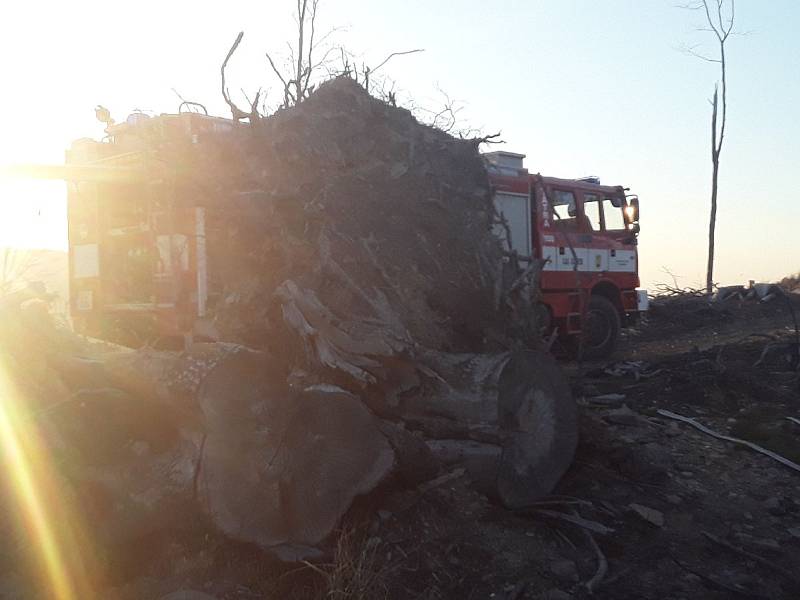 Hasiči během pondělí 6. dubna likvidovali požáry na devíti místech Olomouckého kraje. Požár u Petrovic.