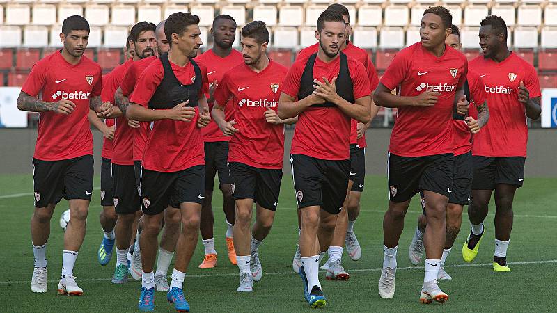 Trénink fotbalistů Sevilla FC na Andrově stadionu v Olomouci