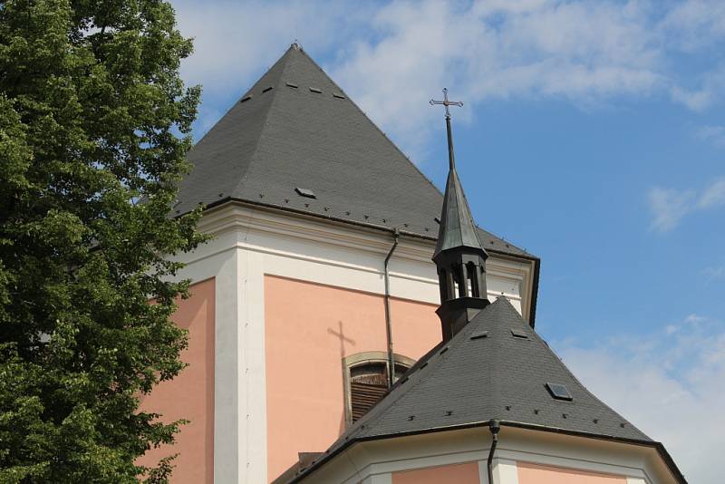 Stará Voda ožila Svatoanenskou poutí, světil se i nový zvon pro kostel ve Městě Libavá