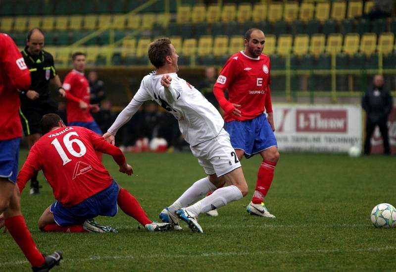 Fotbalisté Holice (v bílém) porazili Třebíč 1:0.