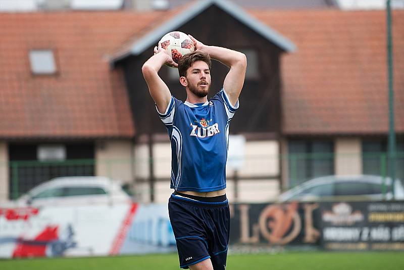 Fotbalisté 1. HFK Olomouc (v bílém) remizovali na domácí půdě v Holici s Přerovem 2:2.